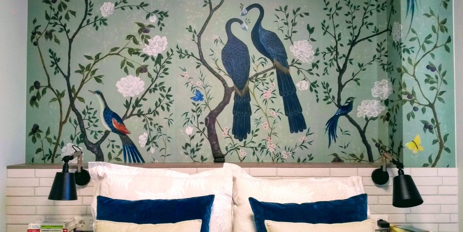 Cabecero de dormitorio con papel pintado de aves y flores sobre zócalo de ladrillo blanco — fotografía de la web de QTDkoro?