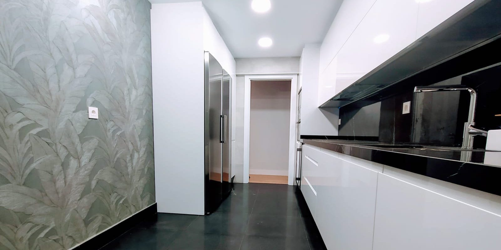 Pasillo de cocina reformada con armarios en blanco y negro — trabajo de QTDkoro?